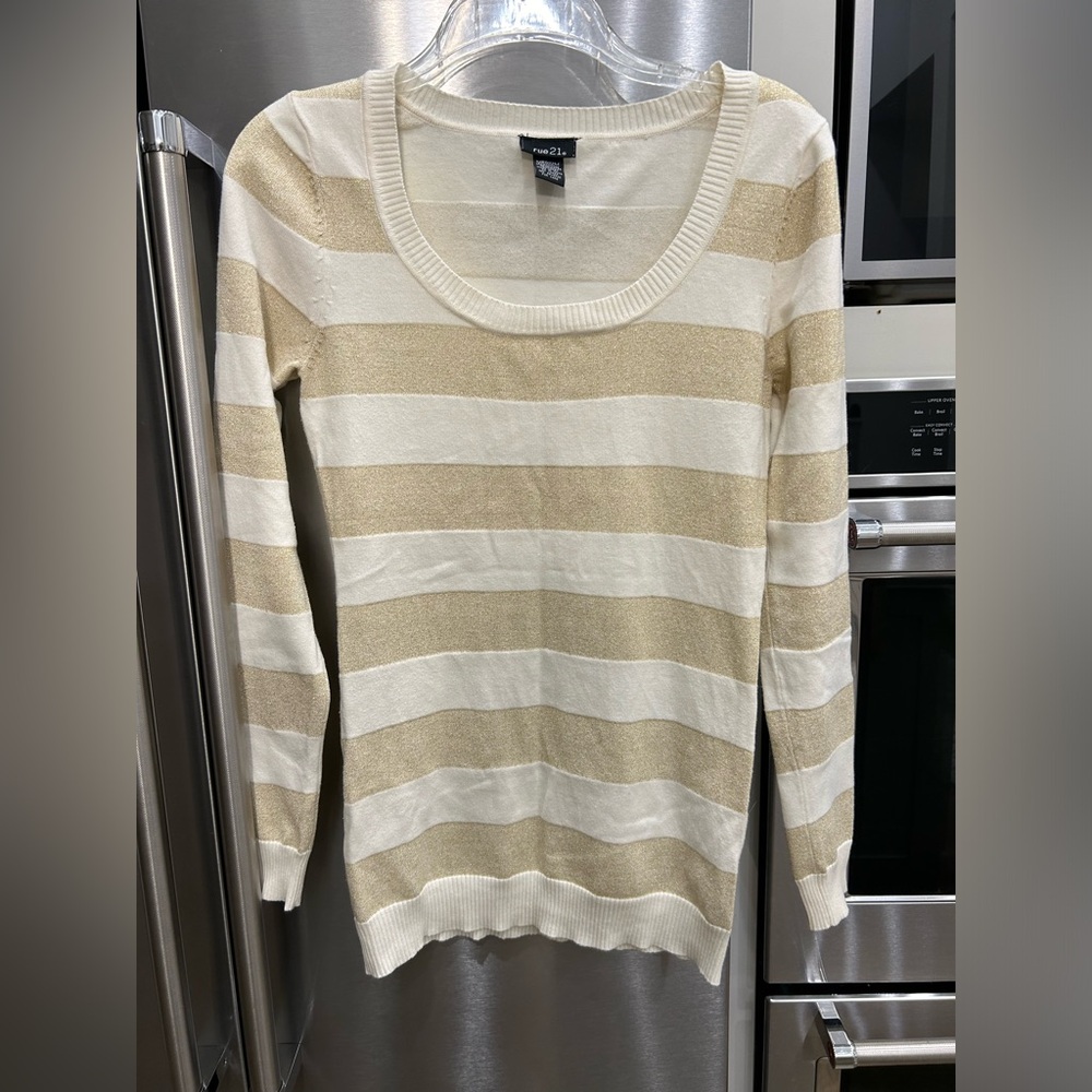 Fitted light weight sweater